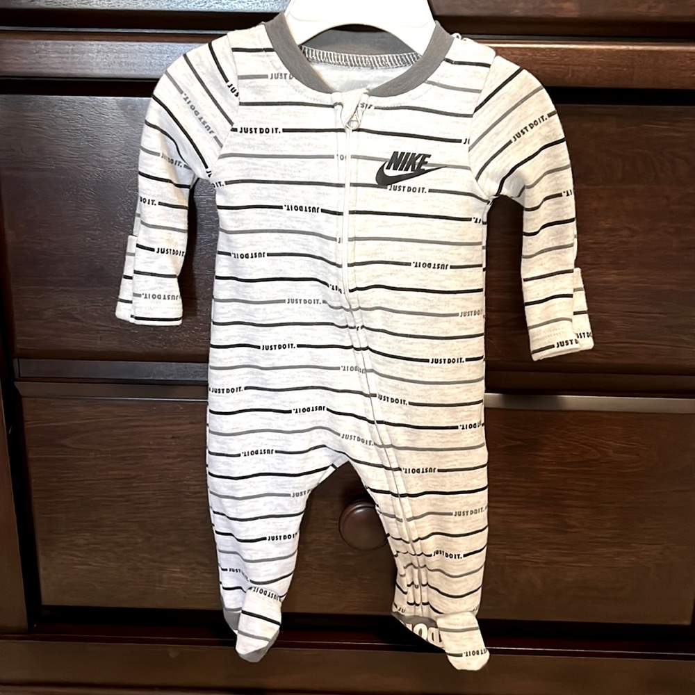 ❤️Nike one piece sleep n play (newborn)